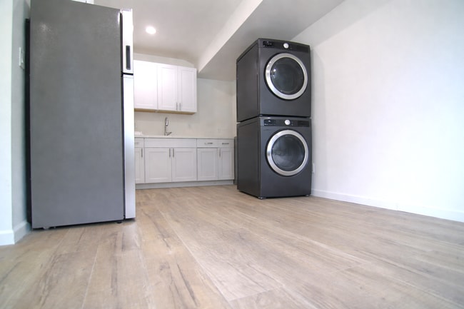 Building Photo - 6913 Vanalden Ave