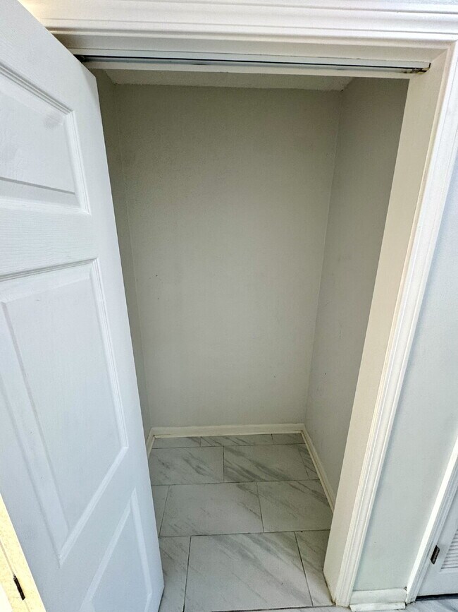 Building Photo - 5417 Sunset Ave