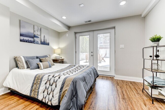 Building Photo - 3 Bed 2.5 Bath - Bloomingdale Condo - 1 Assigned Parking Space