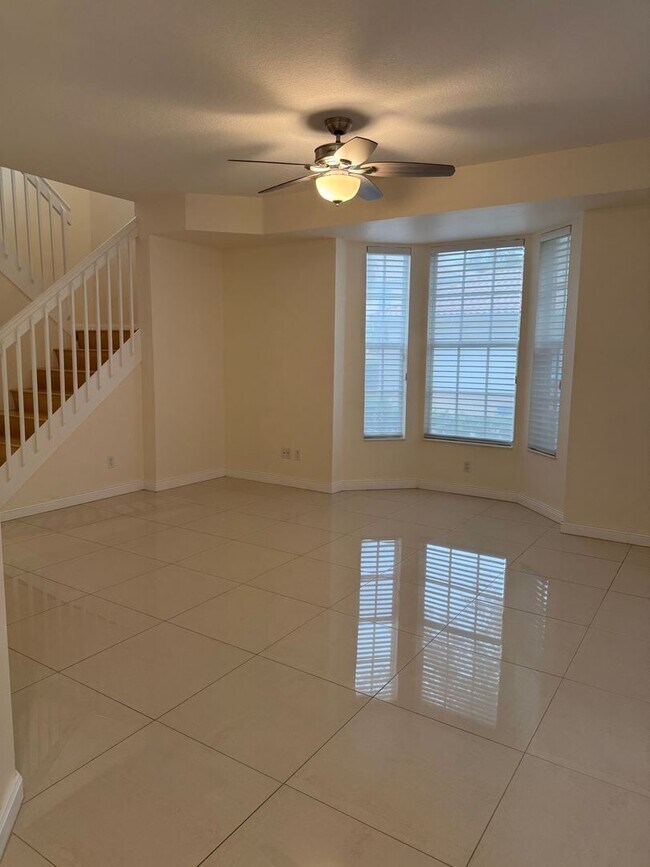 Building Photo - Lakeside Luxury Living in Island Walk – 3B...