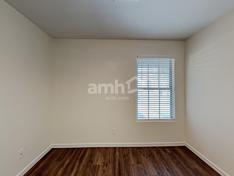 Building Photo - 3033 W Quail Ave
