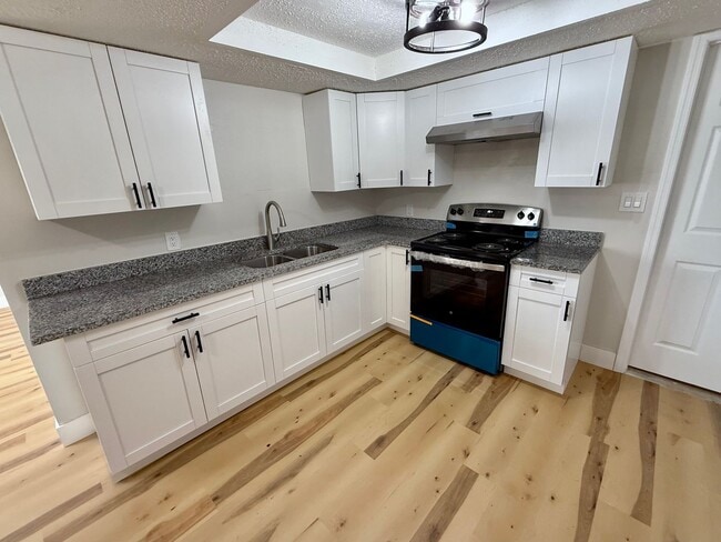 Building Photo - NEW PRICE!- Beautifully Updated 2/2 Home