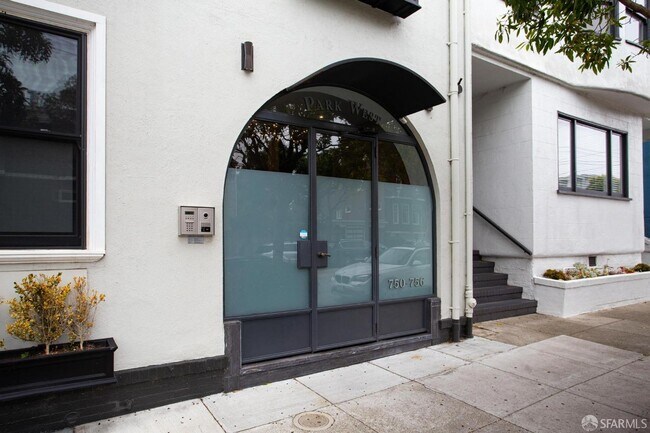 Building Photo - 754 Lake St