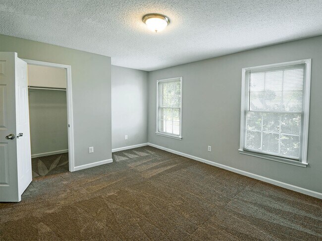 Building Photo - Pretty 4 bed, 2.5 bath home with wonderful...