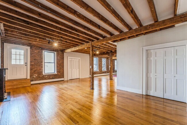 Building Photo - 192 Christopher Columbus Dr