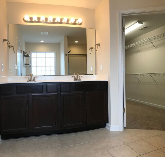 Building Photo - Regal Home on Regatta Way!