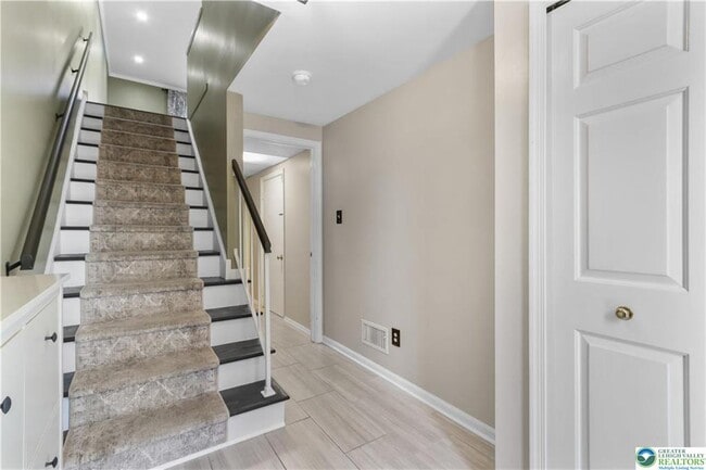 Building Photo - 1885 Redwood Dr