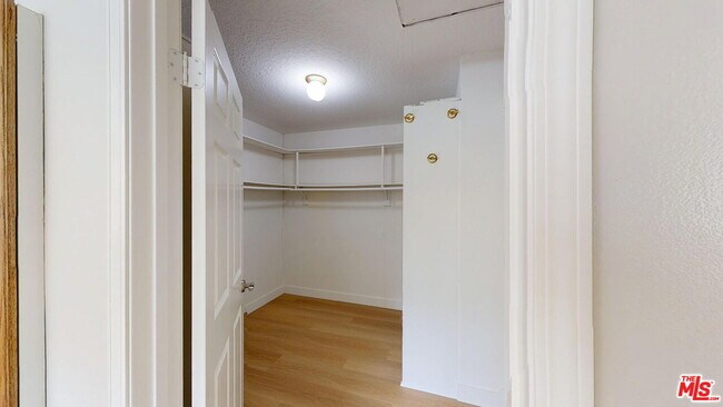 Building Photo - 7814 Woodhall Ave