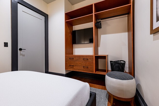 Building Photo - 1011 Canal St