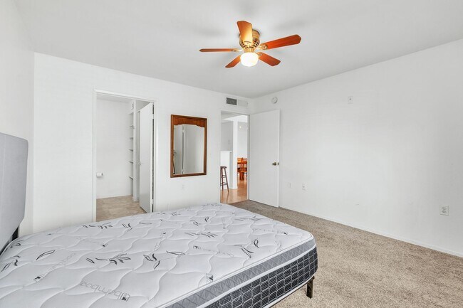 Building Photo - 2 Bedroom/2 Bathroom Condo in Quiet Gated Community- Centrally Located!!