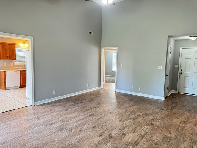Building Photo - Almost 2000 sq.ft! Super Nice & Clean! 3 B...
