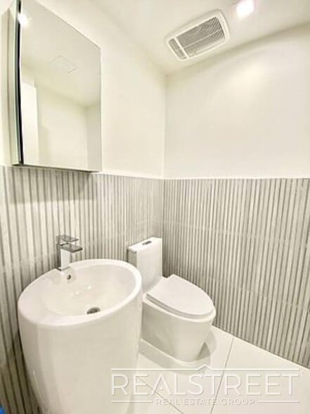 Building Photo - Gorgeous New 3 Bed 1.5 Bath Near Prospect ...