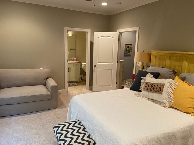 Building Photo - 4BR/4.5BA Furnished Townhome For Rent