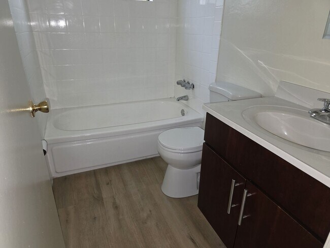 Building Photo - Newly Remodeled -1-bedroom, 1-bathroom apa...