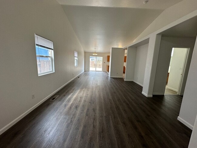 Building Photo - 3 bdr, 2 ba home for rent in Fernley
