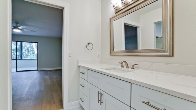 Building Photo - 542 Lakeside Dr