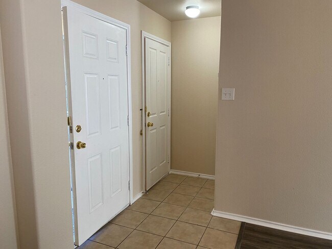 Building Photo - 5123 Fountain Hill