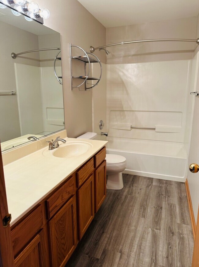 Building Photo - 709 Blossom Ct