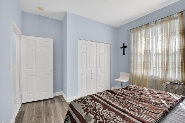 Building Photo - 6247 Heliconia Rd