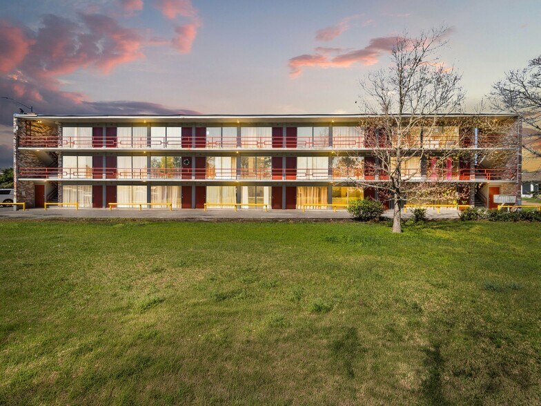 Building Photo - 710 Iris St