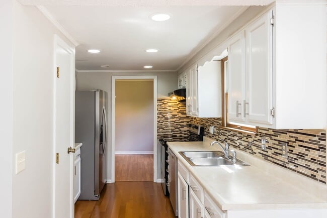 Building Photo - 8047 Simfield Rd