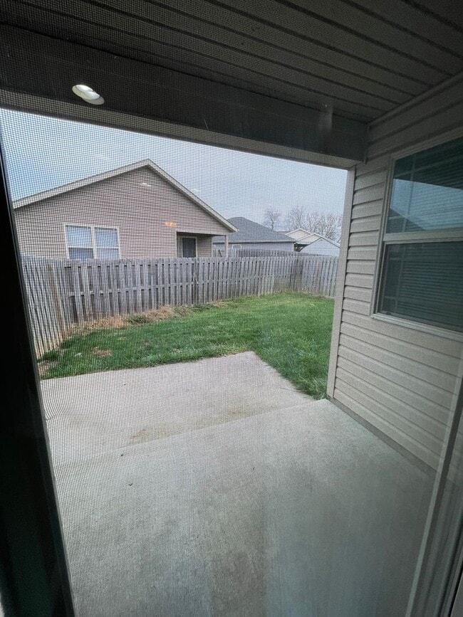 Building Photo - Single family home, with fenced in backyard!