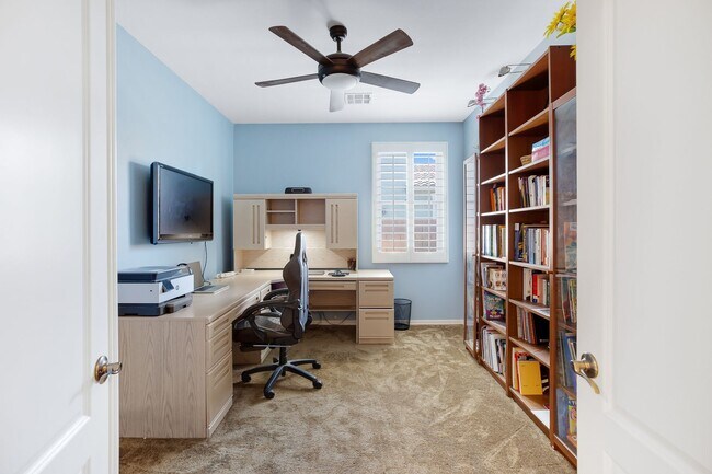 Building Photo - Charming Home with heated Pool & Spa! Amaz...