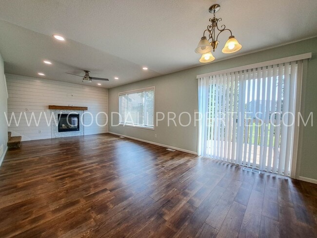 Building Photo - 3 Bedroom 3.5 Bath Urbandale Home Waukee S...