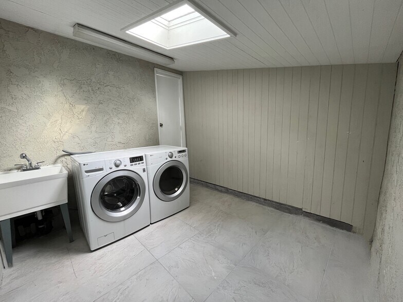 Building Photo - 2802 Delaware Ave