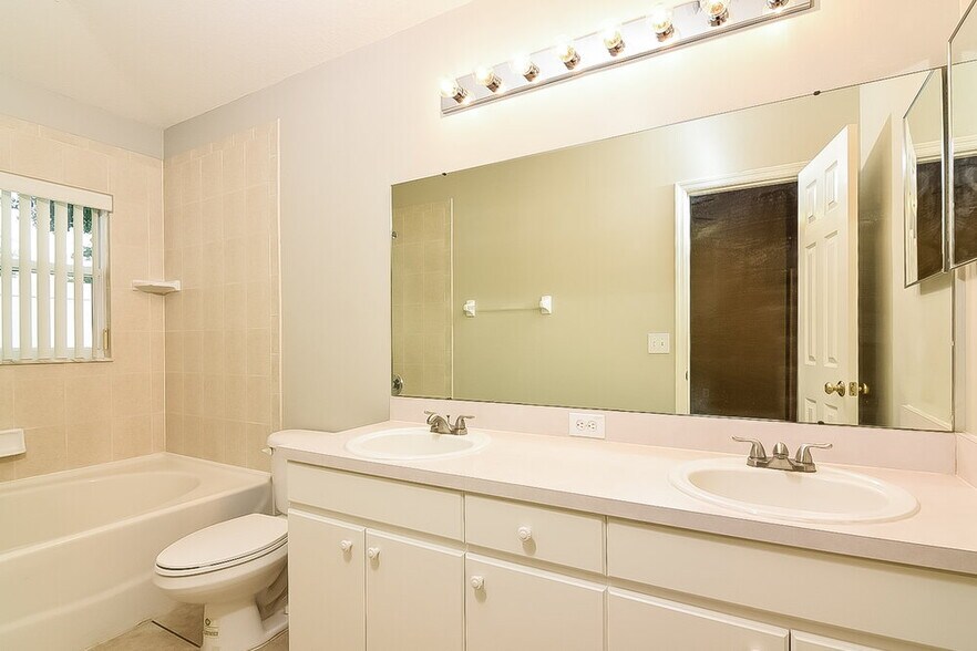 Building Photo - 4649 Roundview Ct