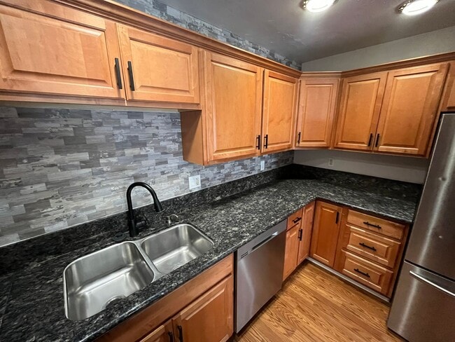 Building Photo - Cozy 1 Bedroom Condo with Walk-In Closet &...