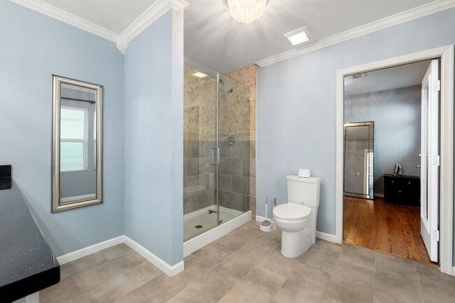 Building Photo - 2116 Live Oak St