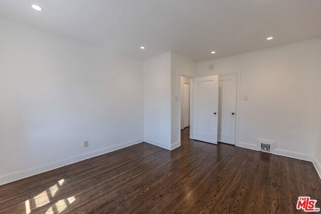 Building Photo - 1067 S Sycamore Ave