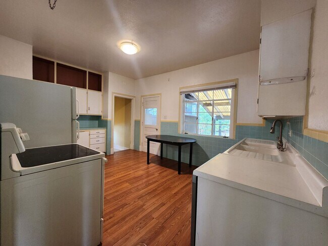 Building Photo - Victorian Home Downtown – Available NOW