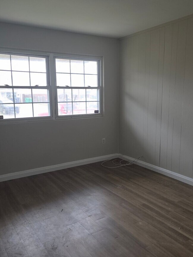 Building Photo - End Unit Townhouse