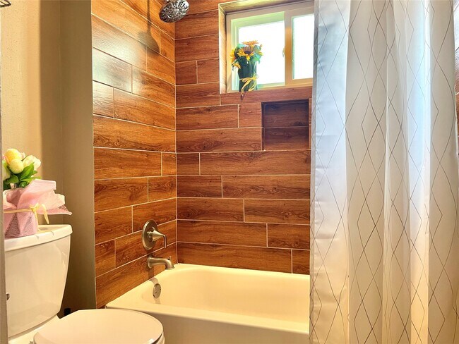 Building Photo - 3023 Sam Houston Dr