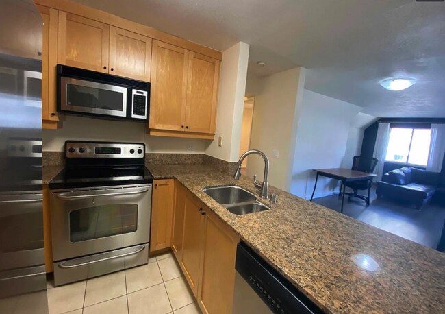 Building Photo - $2,900 - 2 Bedroom, 2 Bathroom Condo in the Heart of UTC La Jolla