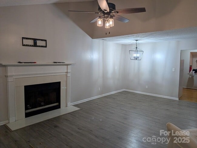 Building Photo - 1560 Hunt Club Ct