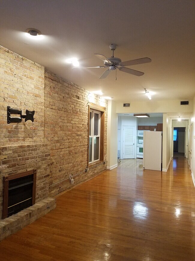 Building Photo - 839 W Newport Ave