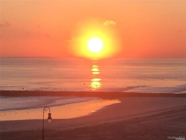 Building Photo - 170 W Broadway