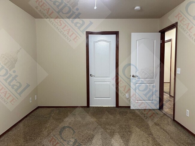 Building Photo - Spacious Duplex in Harrah