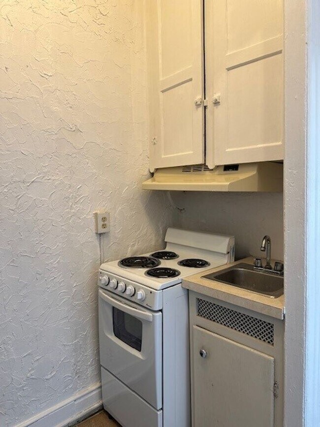 Building Photo - 204 Locust St