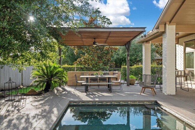 Building Photo - 11 Black Spruce Court