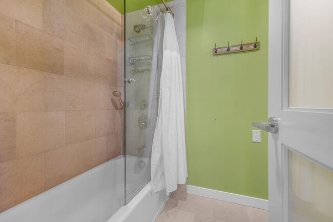 Building Photo - 2 bed 1.5 bath houseboat on Lake Union