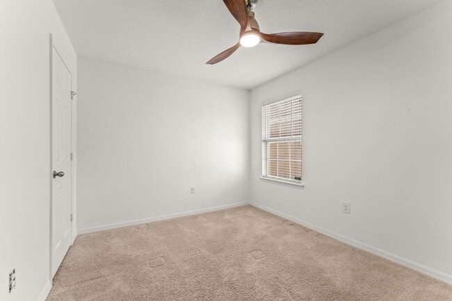 Building Photo - Spacious 3-Bed, 2.5 Bath End Unit Townhome...