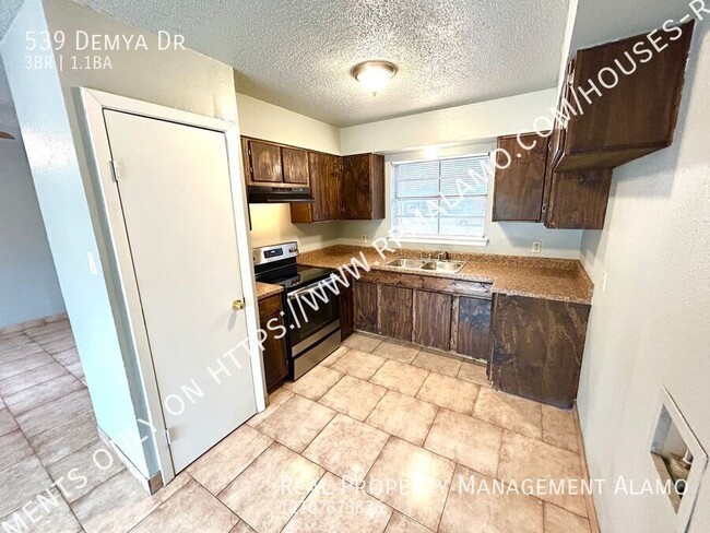 Building Photo - AVAILABLE NOW! 3 Bedroom / 1.5 Bath Home N...