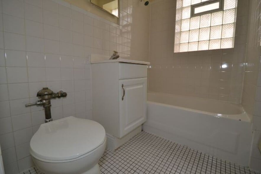 Building Photo - 429 W Roscoe St