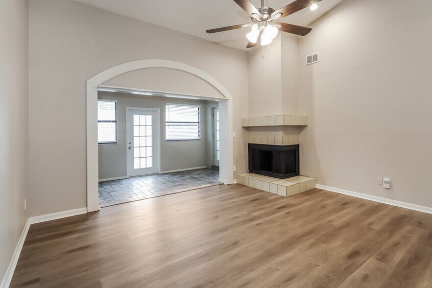 Building Photo - 11504 Robles Del Rio Pl