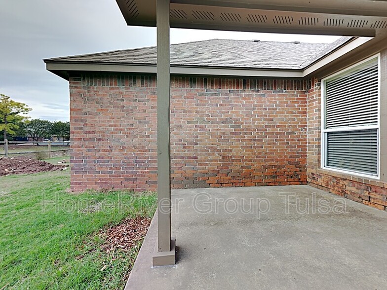 Building Photo - 9016 N 156th E Ave