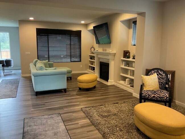 Building Photo - Furnished 4BR/3.5BA Home w/ Modern Ameniti...